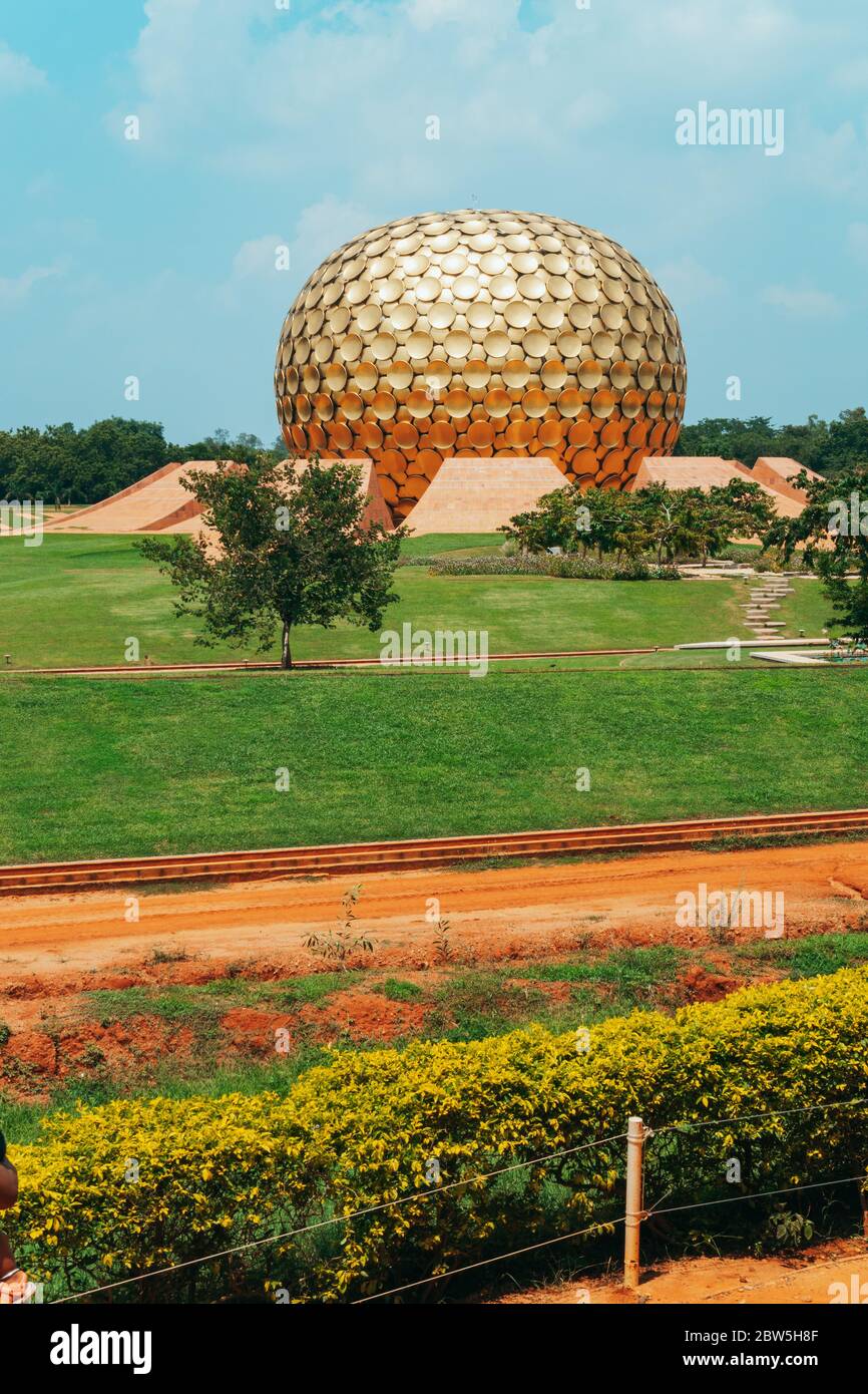 Das Matrimandir, eine goldene kugelförmige Struktur, die für die Meditation in der experimentellen Township Auroville, Tamil Nadu, Indien, gebaut wurde Stockfoto