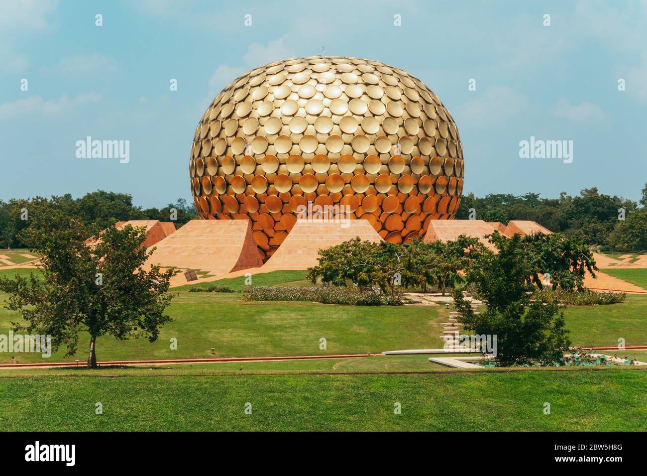 Gepflegter Rasen vor Matrimandir, einer goldenen Kugelstruktur, die für die Meditation in der experimentellen Township Auroville, Indien, gebaut wurde Stockfoto