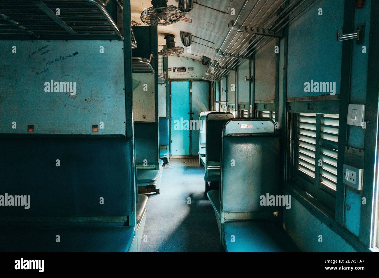 Leeres Interieur eines vorbehaltlosen Klassenwagens auf einem Zug der Indian Railways in Puducherry, Indien Stockfoto