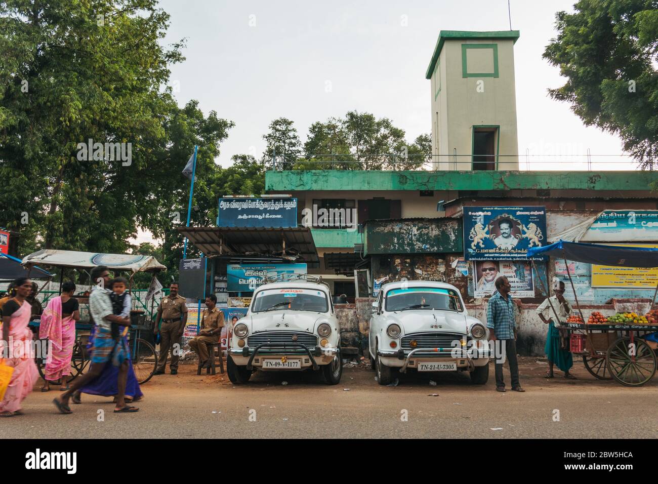 Zwei weiße Hindustan Ambassador Autos parkten am Straßenrand in Thanjavur, Indien Stockfoto
