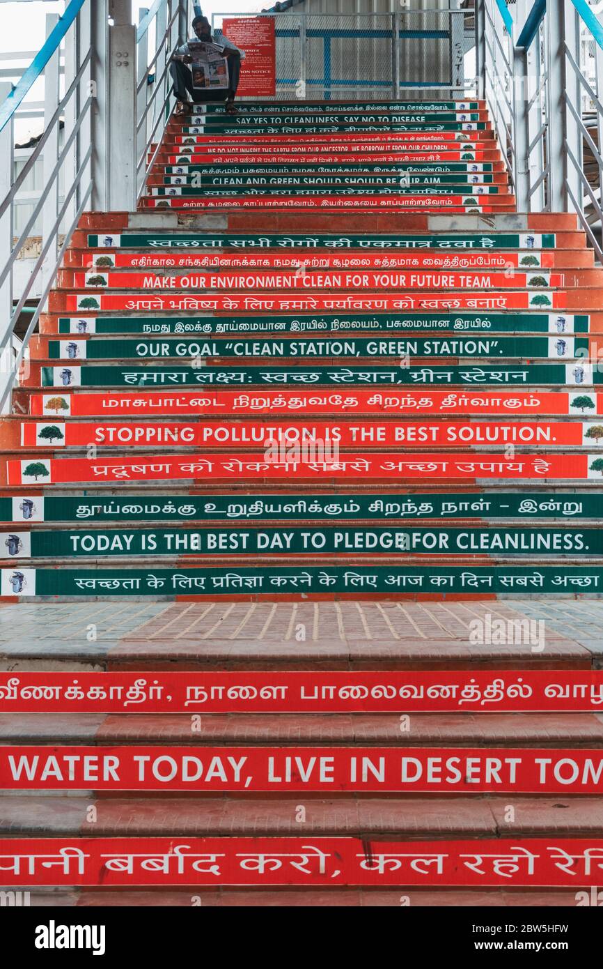 Treppen mit Umweltbotschaften wie "Stoping Pollution is the Best Solution" eine auf jedem Schritt an einem Bahnhof in Thanjavur, Indien Stockfoto
