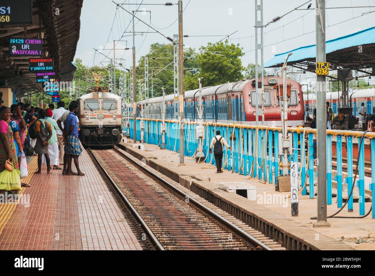 Ein elektrischer Zug der Indian Railways fährt zur Bahnsteig am Bahnhof Tiruchirappalli, Tamil Nadu, Indien Stockfoto