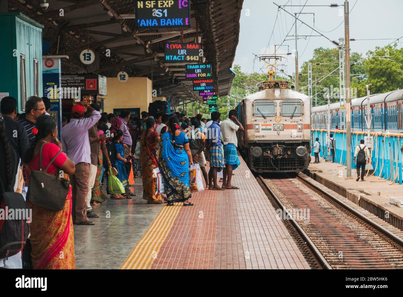 Ein elektrischer Zug der Indian Railways fährt zur Bahnsteig am Bahnhof Tiruchirappalli, Tamil Nadu, Indien Stockfoto