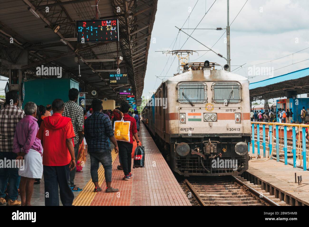 Ein elektrischer Zug der Indian Railways fährt zur Bahnsteig am Bahnhof Tiruchirappalli, Tamil Nadu, Indien Stockfoto