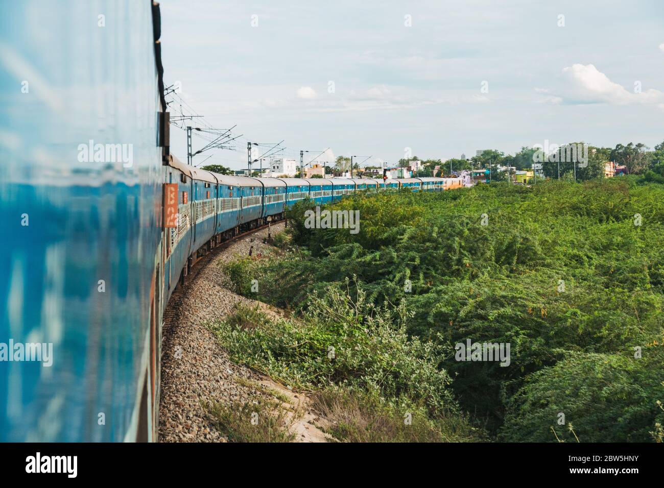 Der Blick auf die Wagen von der Zugtür, wie es eine Kurve nähert Madurai, Tamil Nadu, Indien Stockfoto