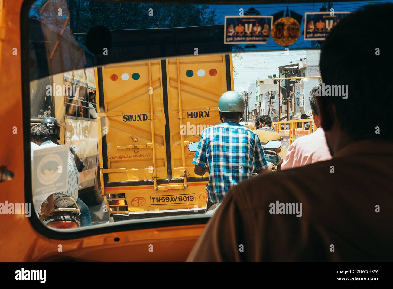 Ein LKW mit "Sound Horn" auf der Rückseite, wie vom Beifahrersitz einer Auto-Rikscha gesehen Stockfoto
