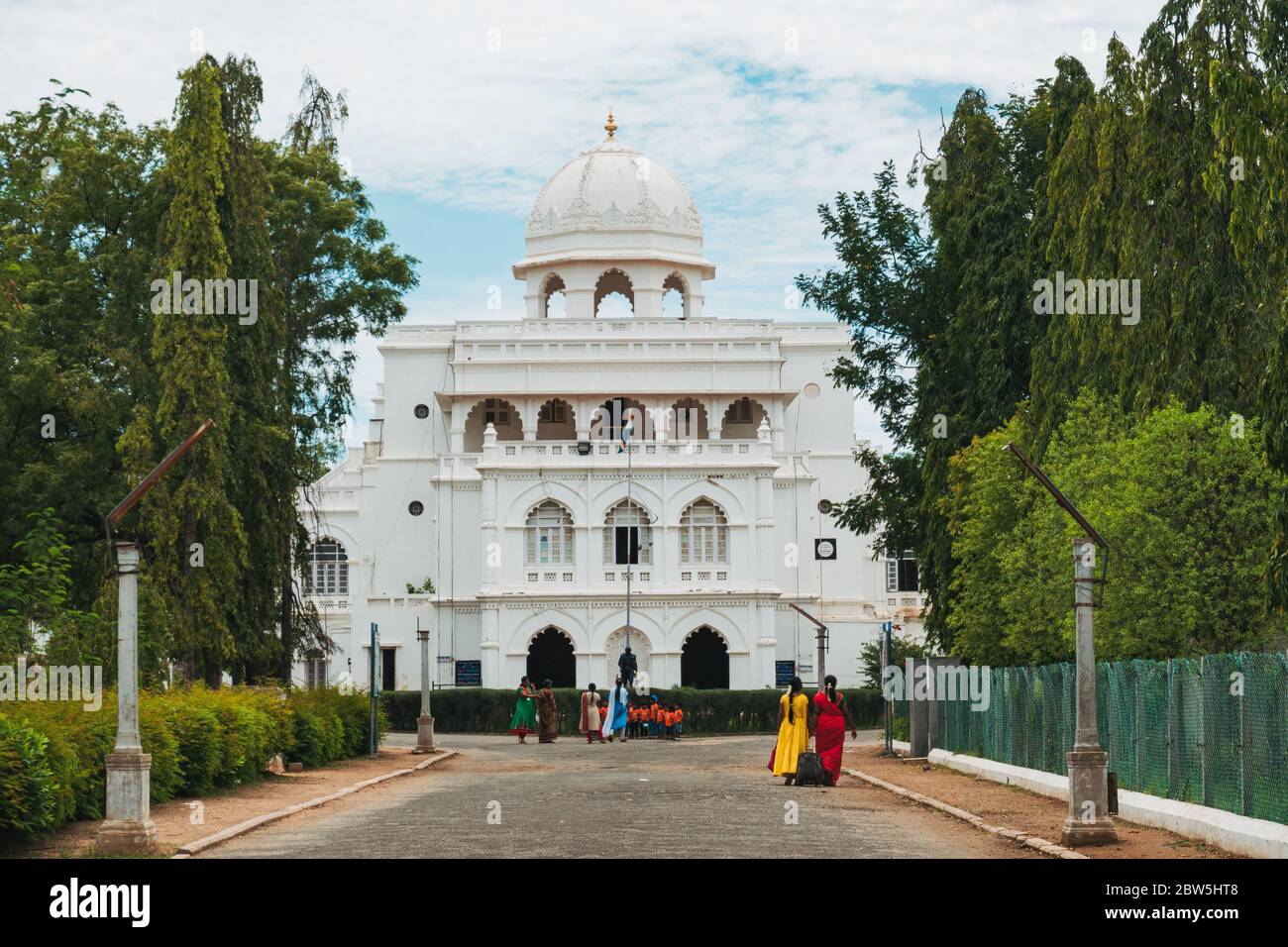 Die Auffahrt zum Gandhi Memorial Museum, das 1959 in Madurai, Indien, erbaut wurde Stockfoto