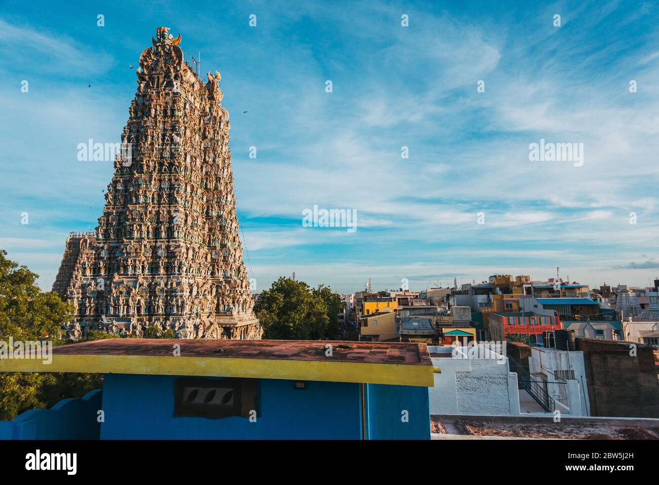 Ein Hindu-Tempel ragt über alle anderen Gebäude in Zentral-Madurai, Tamil Nadu, Indien Stockfoto