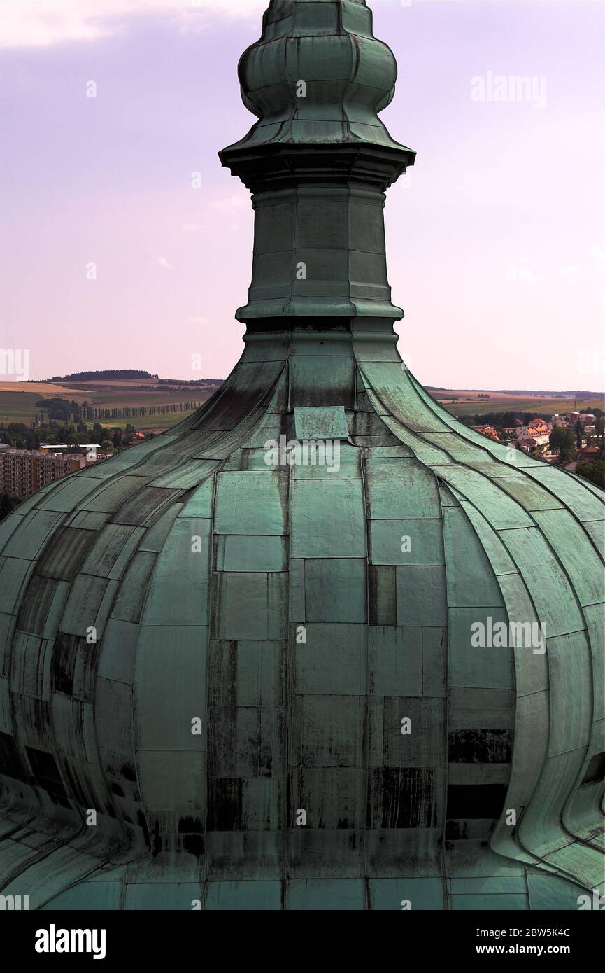 Der Helm des Turms ist aus Kupferblech mit grüner Patina bedeckt. Der Helm des Turms besteht aus Kupferblech mit grüner Patina. Hełm wieży. 塔式頭盔。 Stockfoto