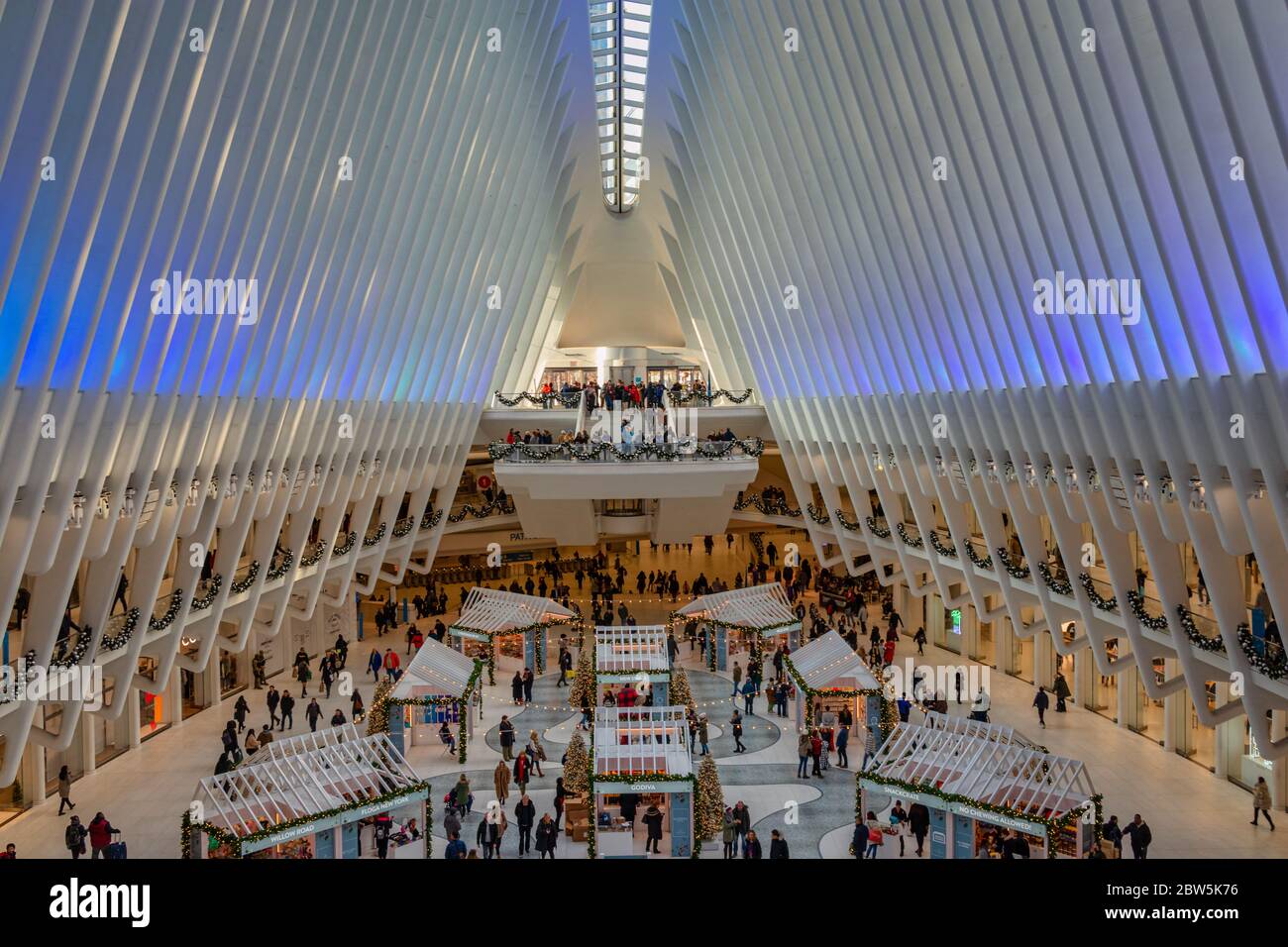Transport Hub (Oculus) in New York City im Financial District Innenansicht der Haupthalle (entworfen von Santiago Calatrava Architekt) Stockfoto
