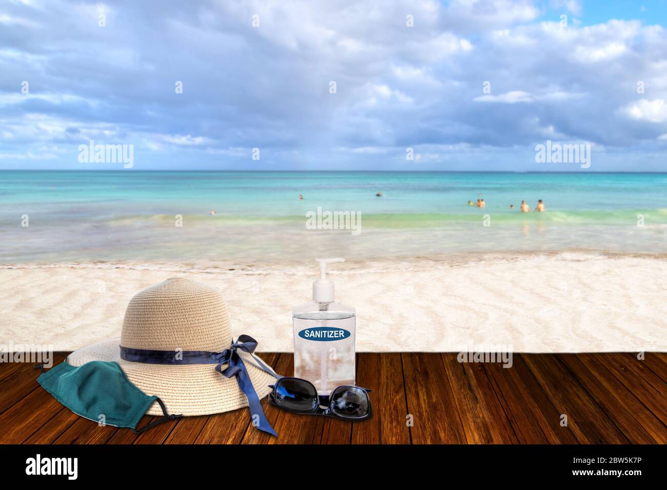 Urlaub in der Neuen Normalität nach COVID-19 Coronavirus Pandemie. Tourismuskonzept mit Sandstrand mit Strohhut, Sonnenbrille, Hand desinfizieren Stockfoto