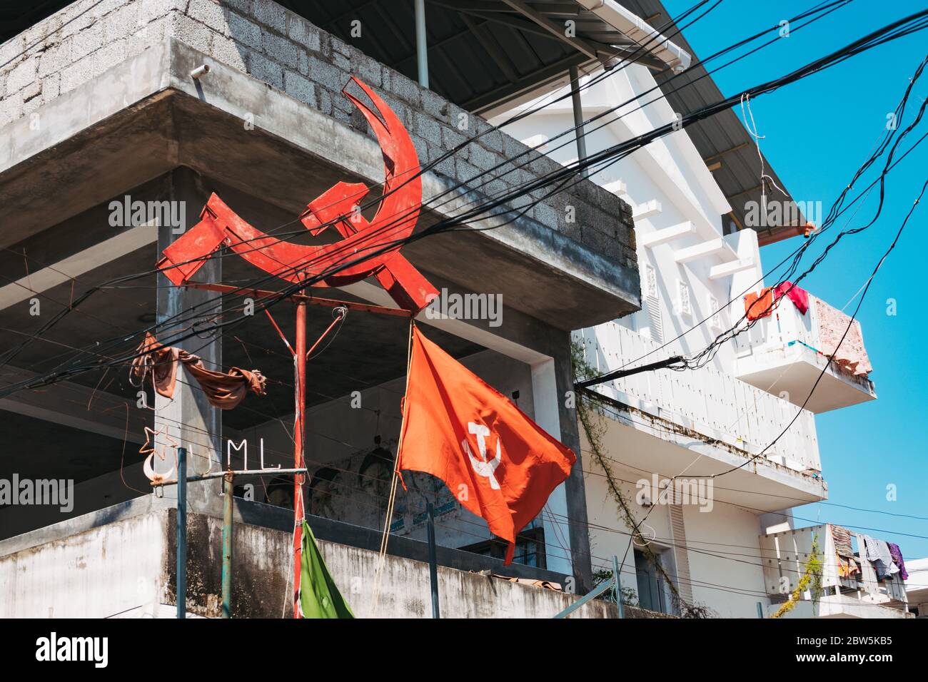 Ein kommunistischer Hammer und Sichel und eine marxistische Fahne der Kommunistischen Partei Indiens an einer Straßenecke in Fort Kochi, Kerala, Indien Stockfoto
