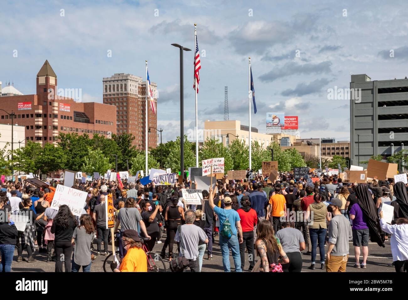 Detroit, Michigan, USA. Mai 2020. Tausende versammelten sich, um gegen Polizeibrutalität und die Polizeimorde von George Floyd in Minneapolis zu protestieren. Kredit: Jim West/Alamy Live News Stockfoto