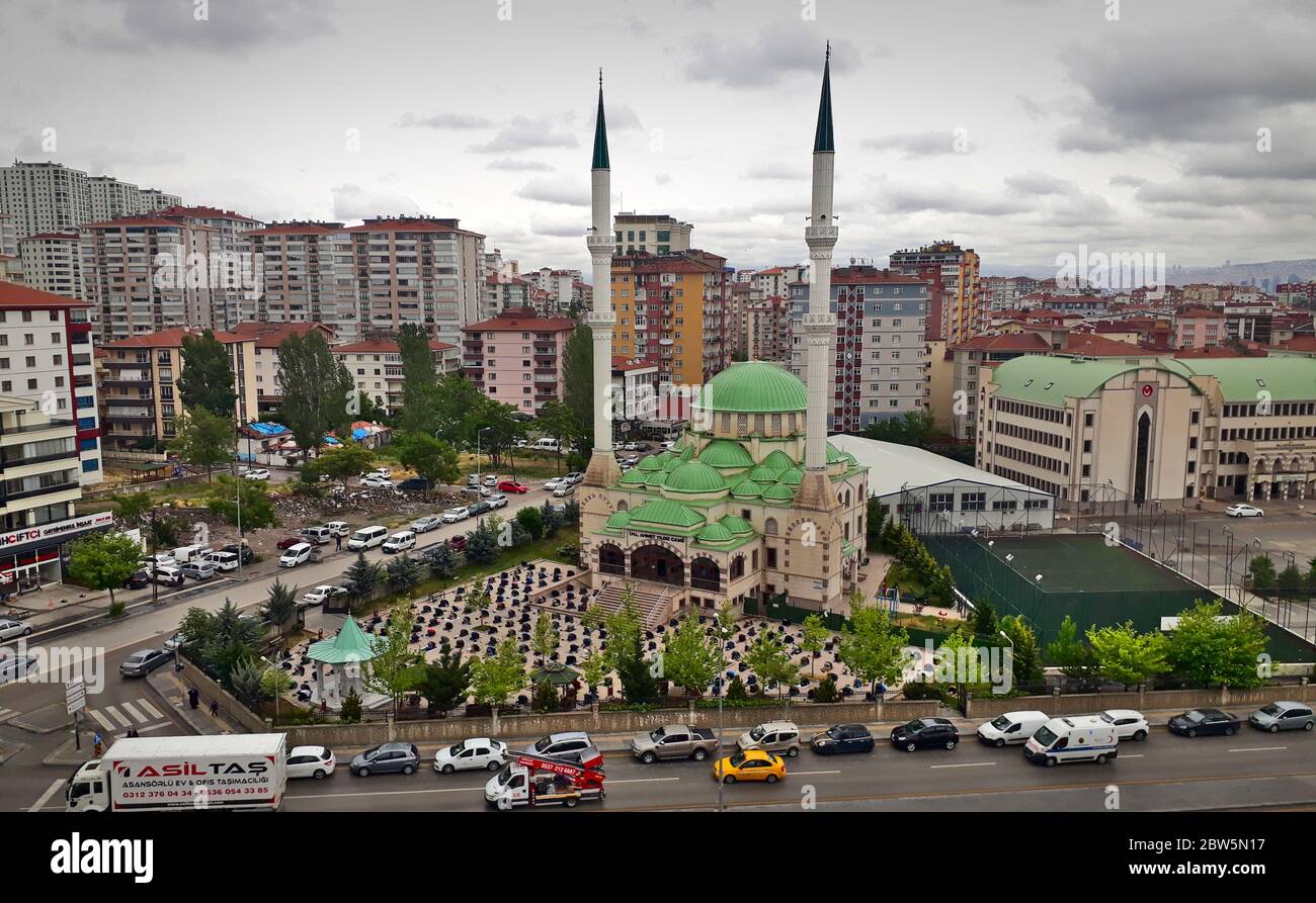 Ankara/Türkei - 29/05/2020: Sozial distanzierte Gruppe von muslimen beim ersten Jumah-Gebet in der Türkei nach 3 Monaten Quarantäne außerhalb eines Mosquems Stockfoto