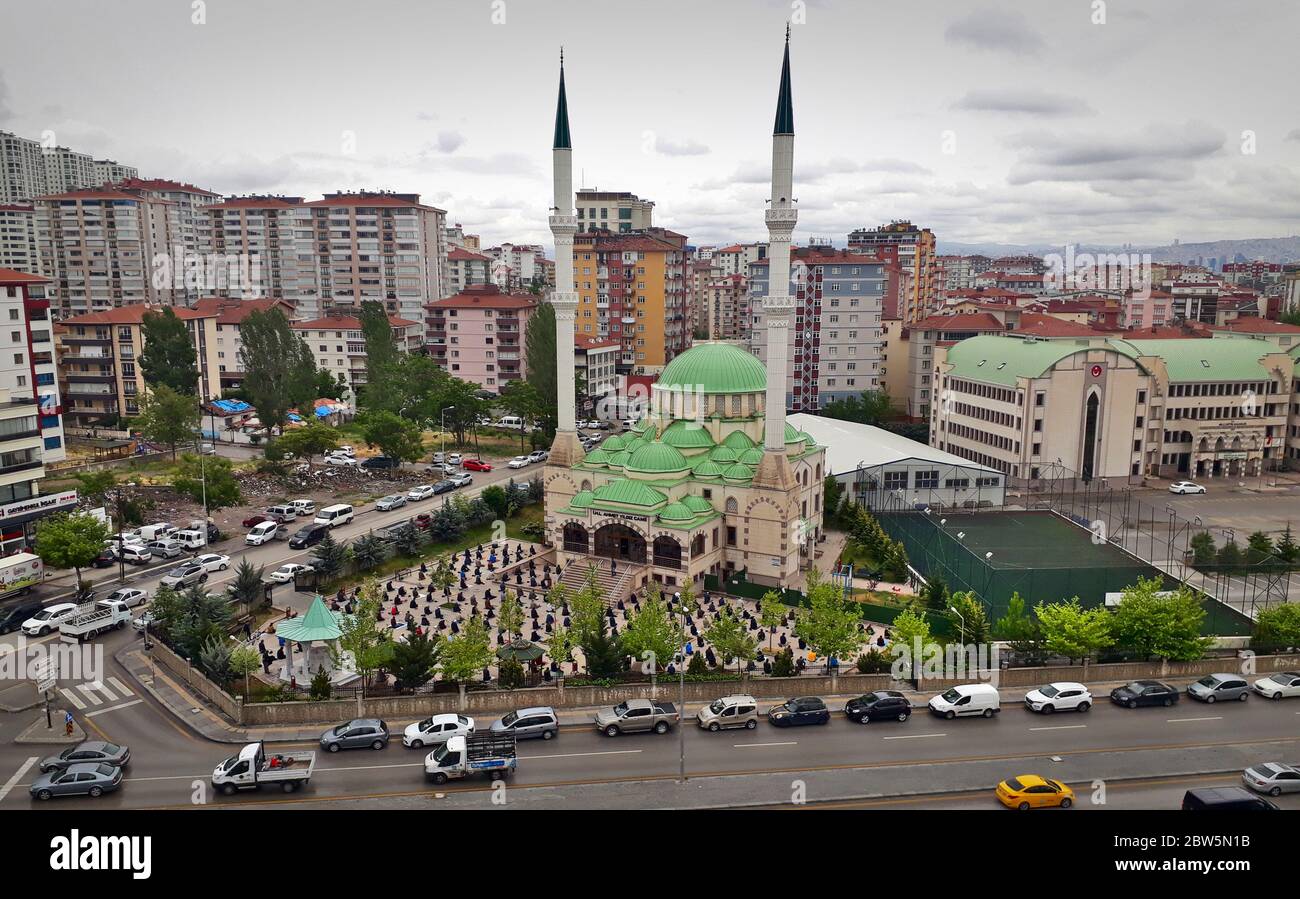 Ankara/Türkei - 29/05/2020: Sozial distanzierte Gruppe von muslimen beim ersten Jumah-Gebet in der Türkei nach 3 Monaten Quarantäne außerhalb eines Mosquems Stockfoto