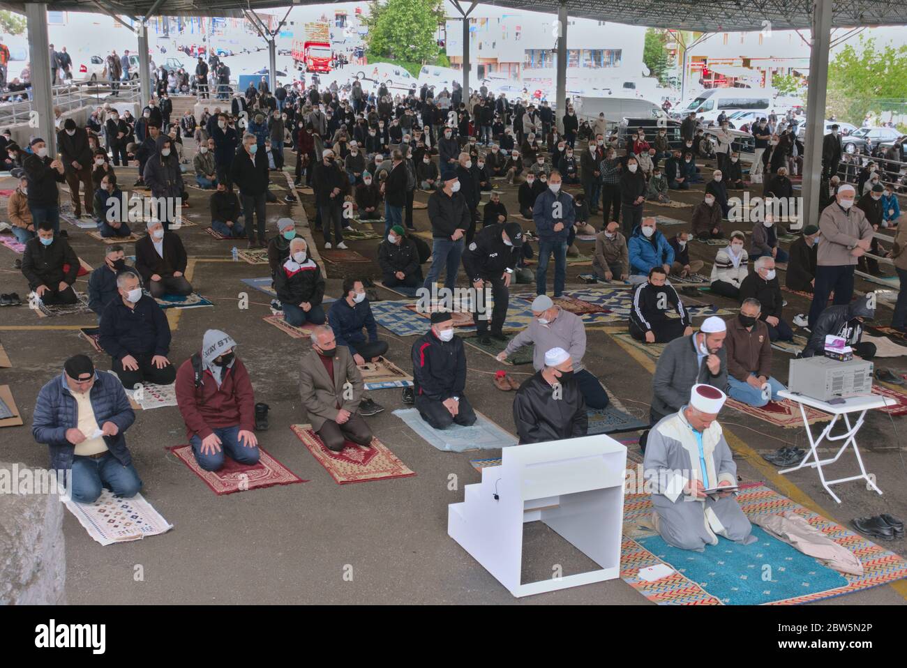 Ankara/Türkei - 29/05/2020 Ankara/Türkei - 29/05/2020: Imam führt die sozial distanzierte Gruppe von muslimen an, die im ersten Jum auf dem Gebetsruckteppich sitzen Stockfoto