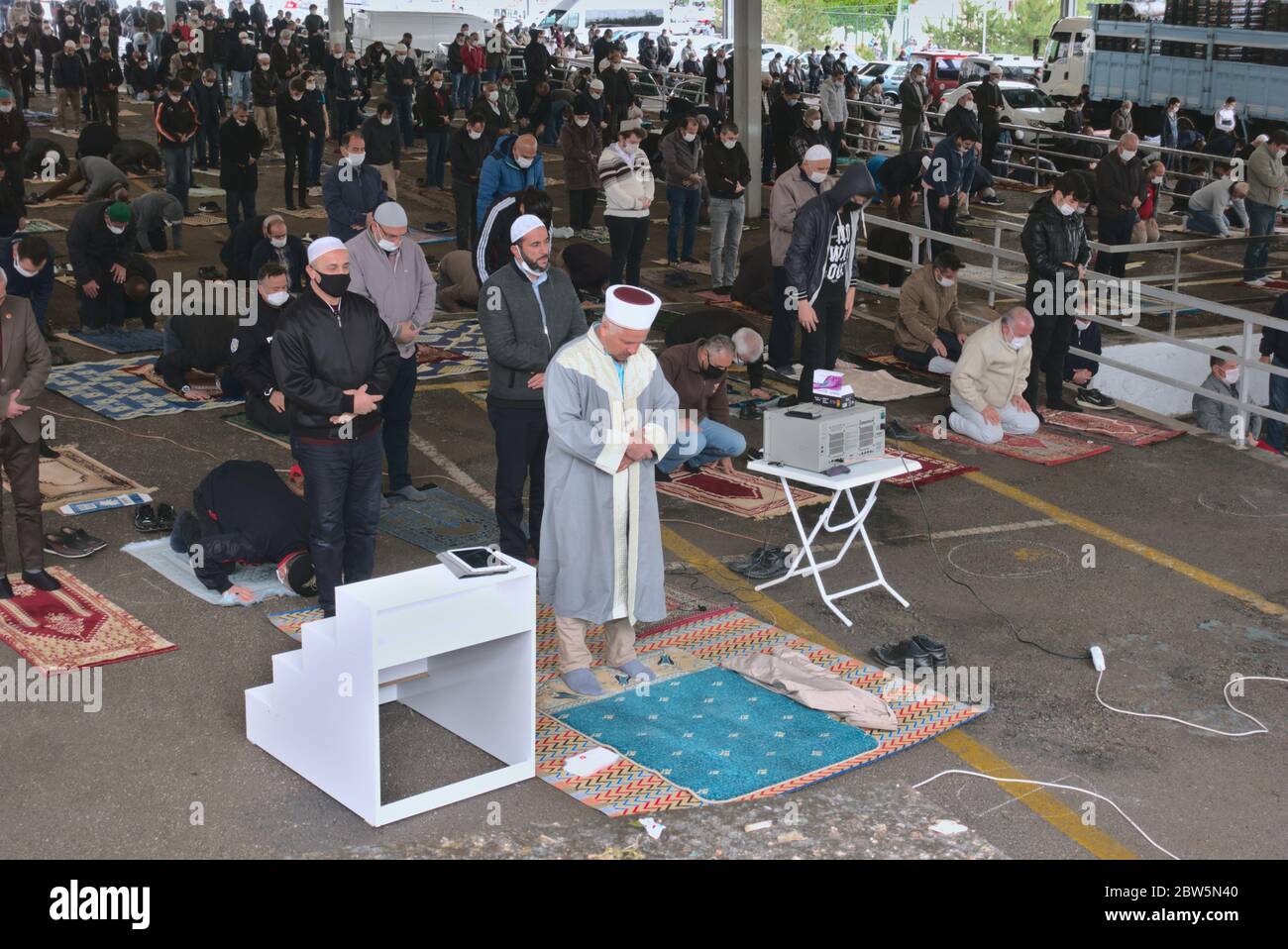 Ankara/Türkei - 29/05/2020 Ankara/Türkei - 29/05/2020: Imam führt die sozial distanzierte Gruppe von muslimen an, die im ersten Jum auf dem Gebetsdecke beten Stockfoto