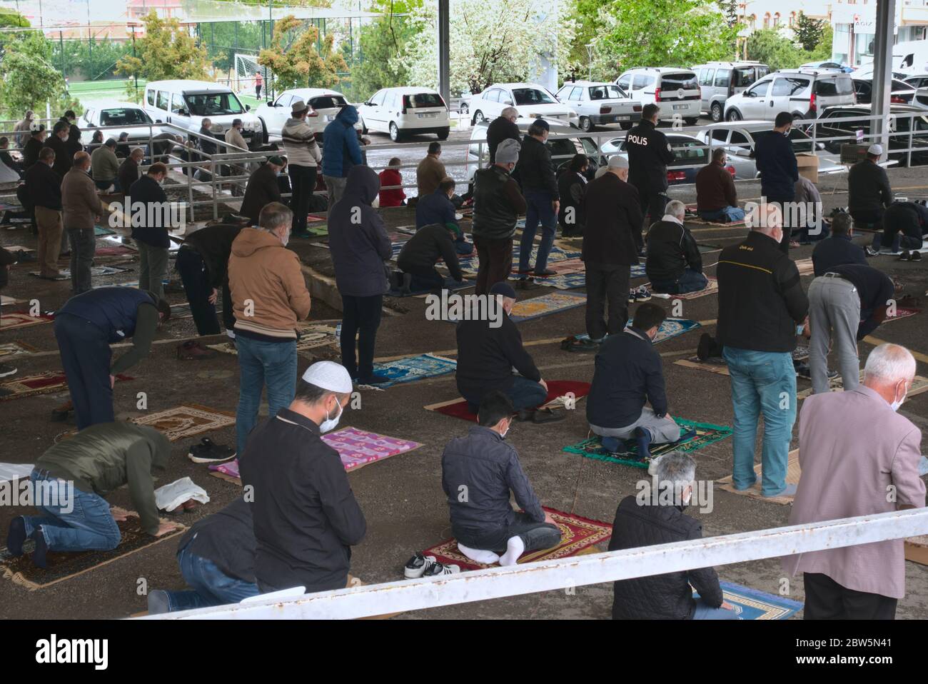 Ankara/Türkei - 29/05/2020: Sozial distanzierte Gruppe von muslimen, die nach 3 Monaten Quarantäne in Turke im ersten Jumagebet auf dem Gebetsdecke beten Stockfoto