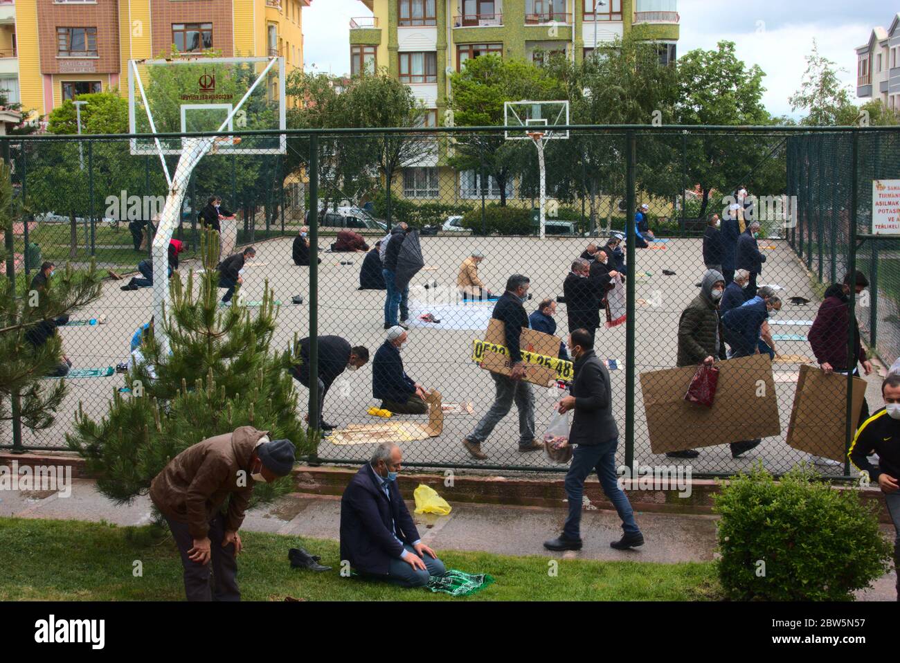 Ankara/Türkei - 29/05/2020: Gruppe sozial distanzierter moslems beim ersten Freitagsgebet in der Türkei nach 3 Monaten Quarantäne und sozialer Distanz Stockfoto