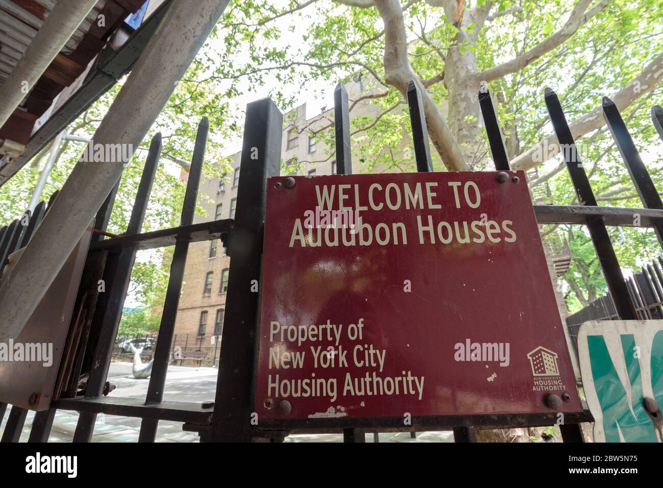 Begrüßungsschild am öffentlichen Wohnprojekt Audubon Houses in Harlem, das von der New York City Housing Authority oder NYCHA betrieben wird Stockfoto