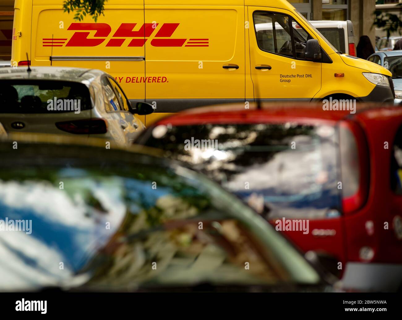 Bukarest, Rumänien - 25. Mai 2020 ein gelber DHL Lieferwagen wird auf einer Straße in der Innenstadt von Bukarest gesehen. Dieses Bild ist nur für redaktionelle Zwecke bestimmt. Stockfoto