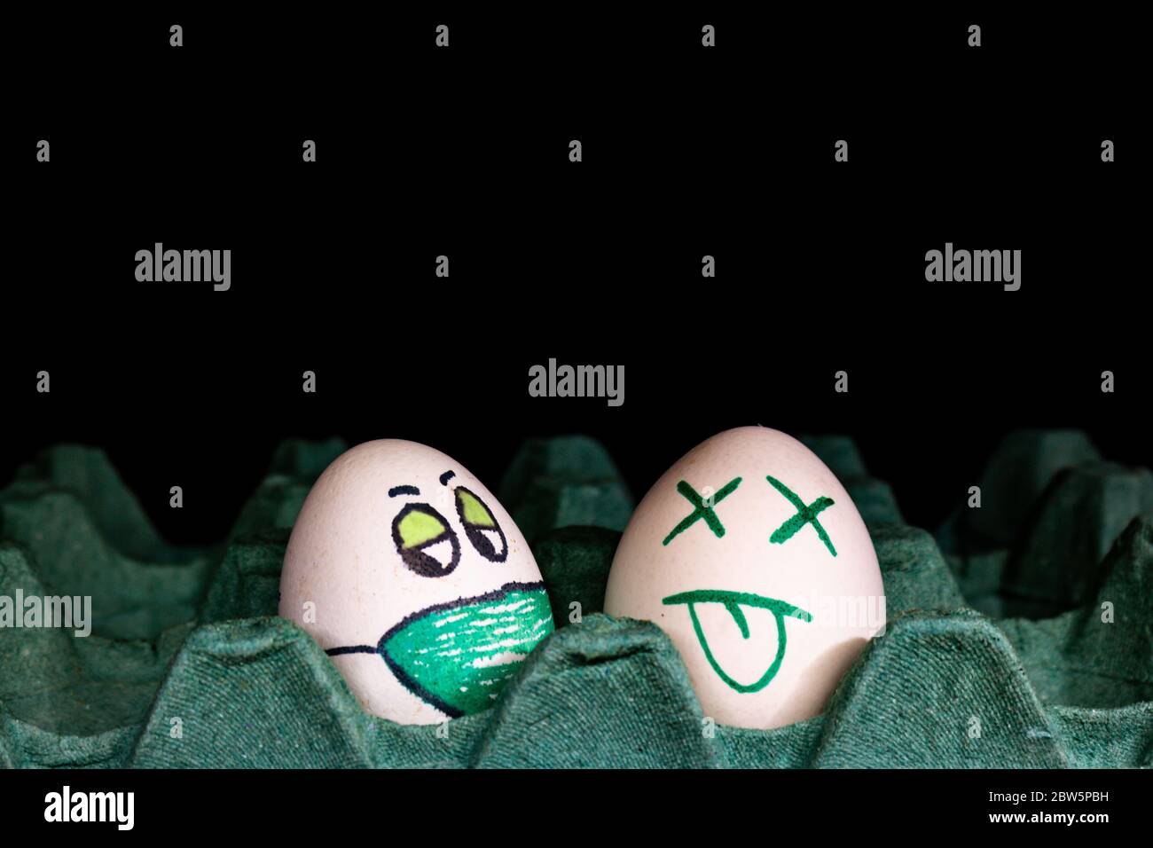 Darstellung von Gesichtern mit Kinnriemen in Eiern. Eier mit menschlichen Ausdrücken mit Nase und Mund Schutz. Freier Speicherplatz zum Schreiben. Konzept der Protectio Stockfoto