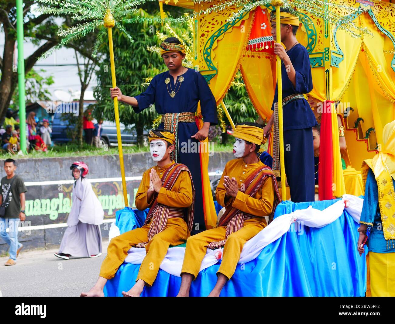 12. Dez 2019 - Tarakan, Indonesien: Teilnehmer des Nusantara kulturmarsches mit traditionellen Kleidern der Stämme Indonesiens Stockfoto