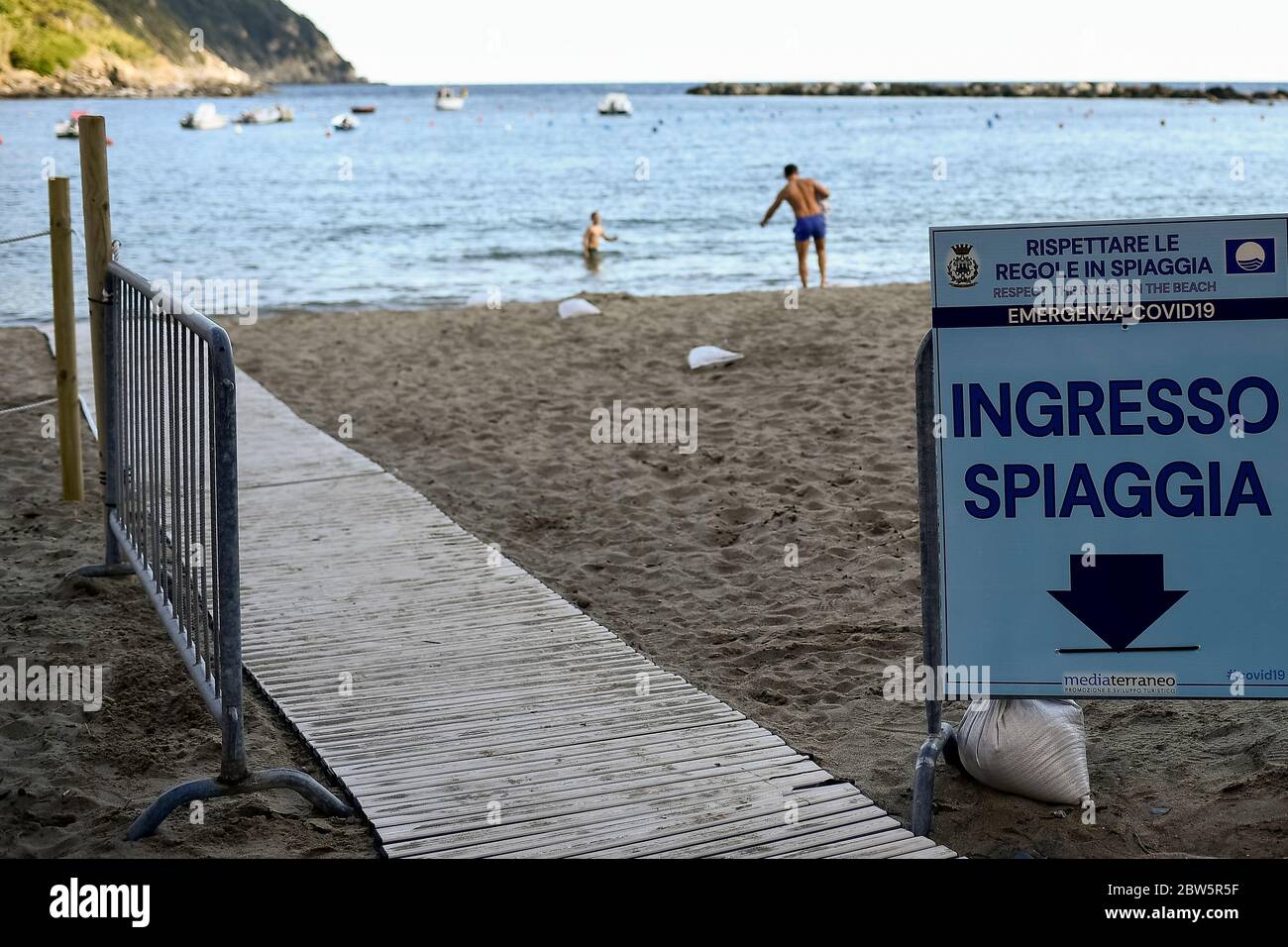 Genua, Italien - 29. Mai 2020: Ein Schild zeigt den Eingang zu einem Strand. Die touristische Saison wird voraussichtlich bald nach der Sperrung durch COVID-19 Coronavirus Notfall beginnen. Quelle: Nicolò Campo/Alamy Live News Stockfoto