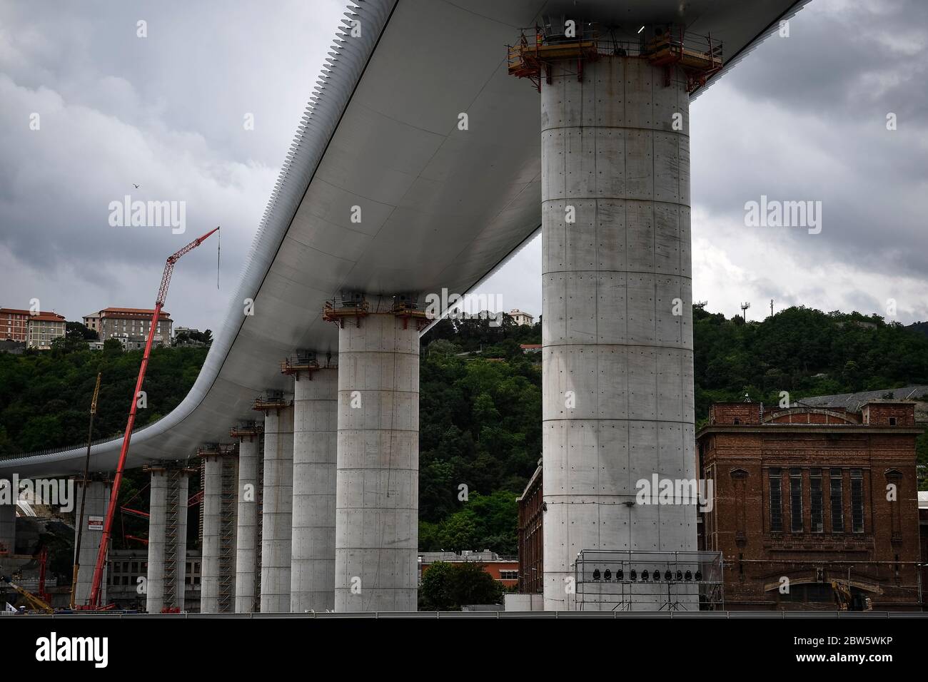 Genua, Italien. Mai 2020. GENUA, ITALIEN - 29. Mai 2020: Gesamtansicht zeigt die Baustelle der neuen Morandi-Brücke (offiziell Viadotto Polcevera). Die ursprüngliche Brücke ist im August 2018 eingestürzt und die neue Brücke soll im Juli 2020 wieder eröffnet werden. (Foto: Nicolò Campo/Sipa USA) Quelle: SIPA USA/Alamy Live News Stockfoto