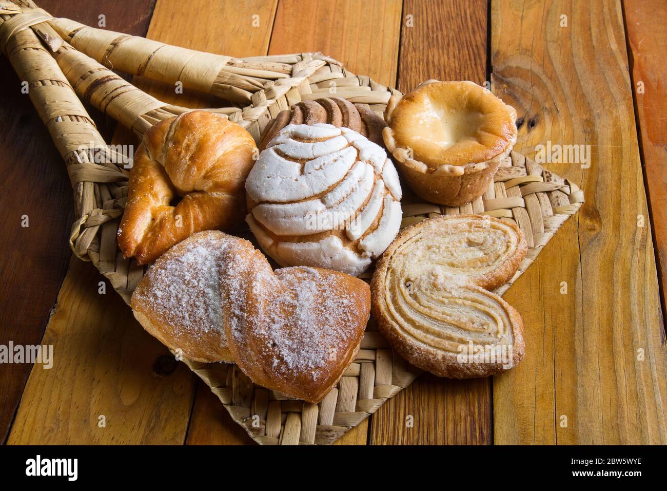 Traditionelles mexikanisches süßes Brot auf Holztisch Stockfoto