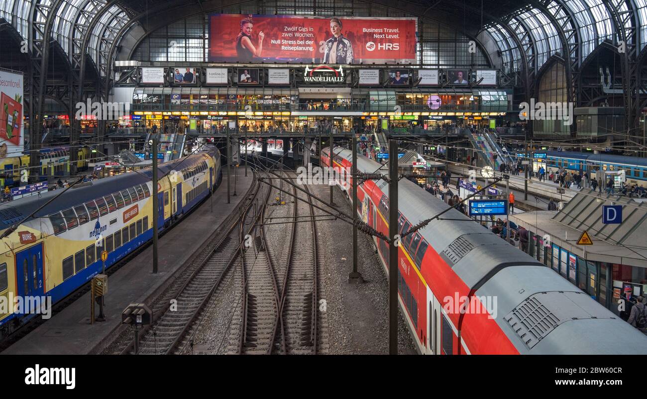 Hamburg Hauptbahnhof Hauptbahnhof verkehrsreiche Bahnsteig mit Zügen und Gleisen. Hamburg, Deutschland Stockfoto