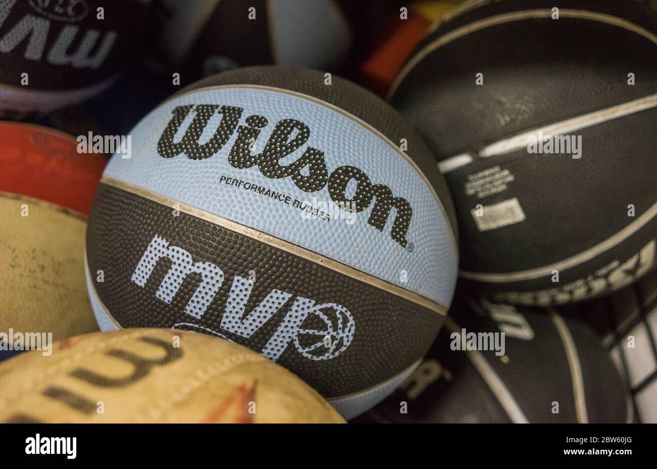 Schwarz und blau Wilson Basketball in einer Kiste mit anderen Bällen. Stockfoto