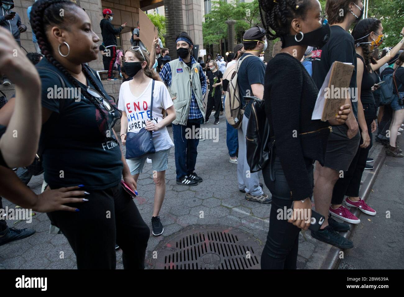 New York, New York, USA. Mai 2020. Eine weiße Frau trägt ein T-Shirt "End White Supremacy", während sie bei einer Kundgebung in der Center Street nahe dem Manhattan Criminal Court in New York, New York, bei einer Demonstration gegen DIE Ermordung VON GEORGE FLOYD demonstriert. Für den zweiten Tag in Folge in New York Demonstranten nahmen auf die Straße Rallye gegen die jüngsten Polizei Fehlverhalten, rassische Tötungen und Auseinandersetzungen gegen Afroamerikaner' einschließlich der neuesten Tod von George Floyd von Minneapolis, Minnesota Polizeioffizier Derek Chauvin. Bei dem Protest wurden mehrere Festnahmen durchgeführt. (Bild: © Brian Stockfoto