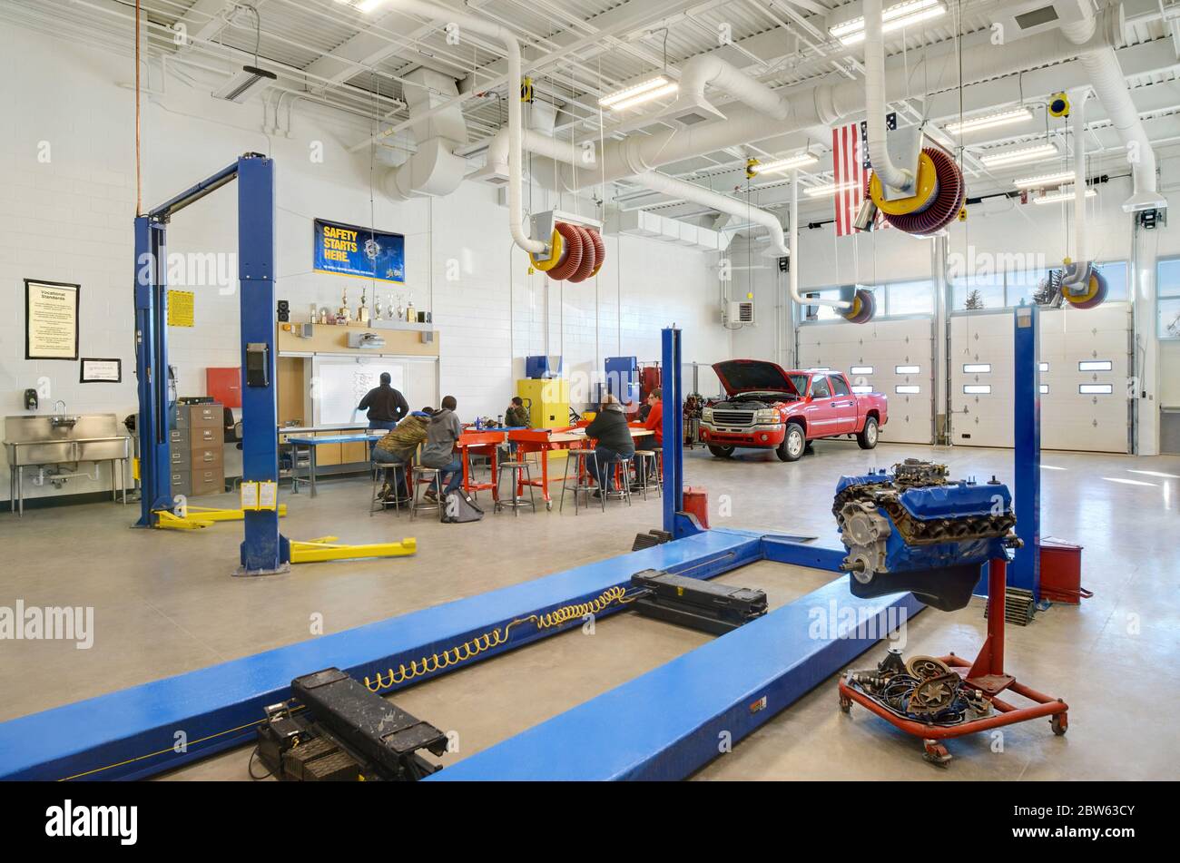 Kfz-Mechaniker Studenten hören Lehrer in High School Karriere technische Ausbildung Klasse. Stockfoto