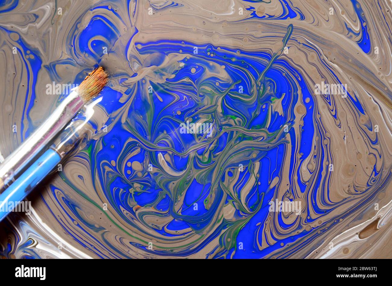 Die Mischung der Farben auf der Palette mit zwei Bürsten Stockfoto