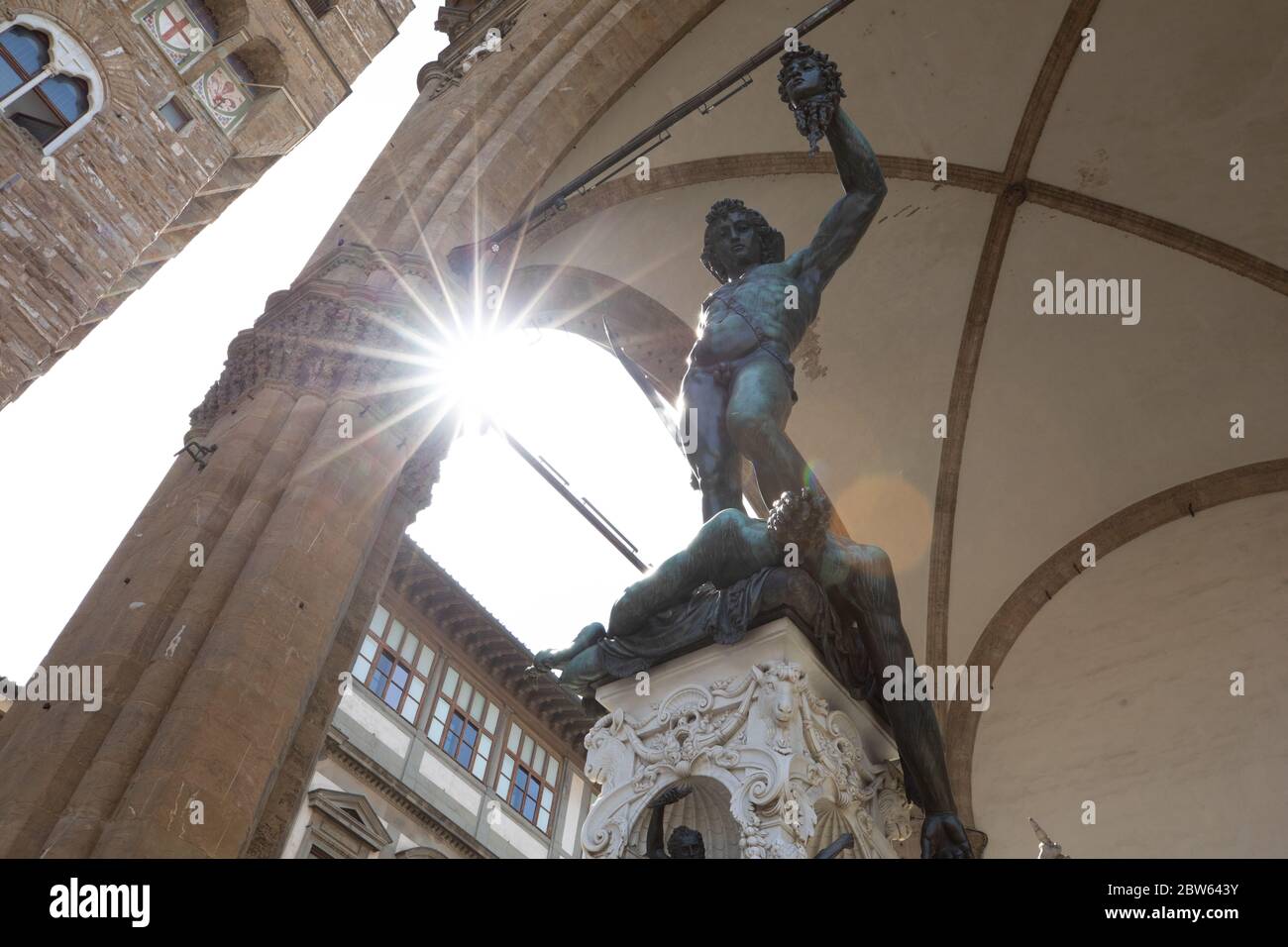 Eine Statue einer Person in Florenz, Italien mit Sonnenstrahlen Stockfoto