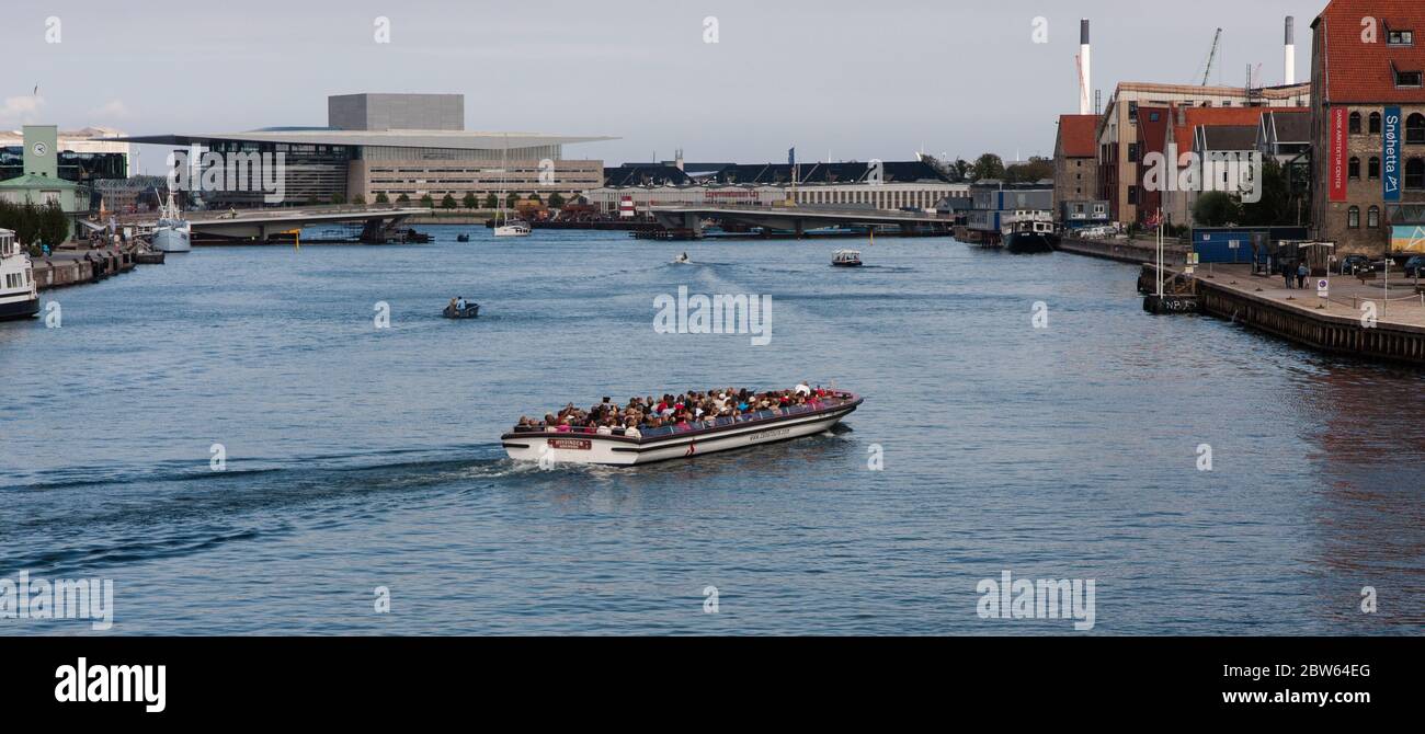Touristenboot auf einem Kanal in Kopenhagen, Dänemark Stockfoto