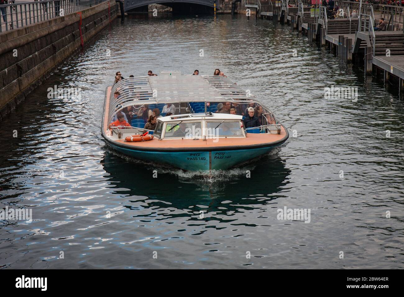 Sightseeing Boot auf einem Kanal in Kopenhagen, Dänemark Stockfoto