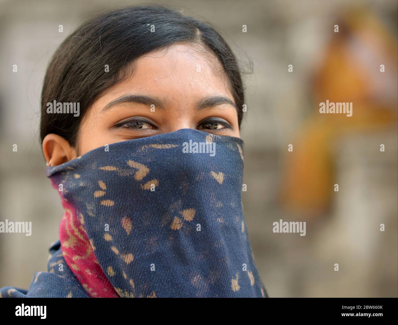 Verschleierte junge indische Rajasthani Pillion Beifahrer ('scooter Mädchen') mit schönen Augen posiert für die Kamera. Stockfoto