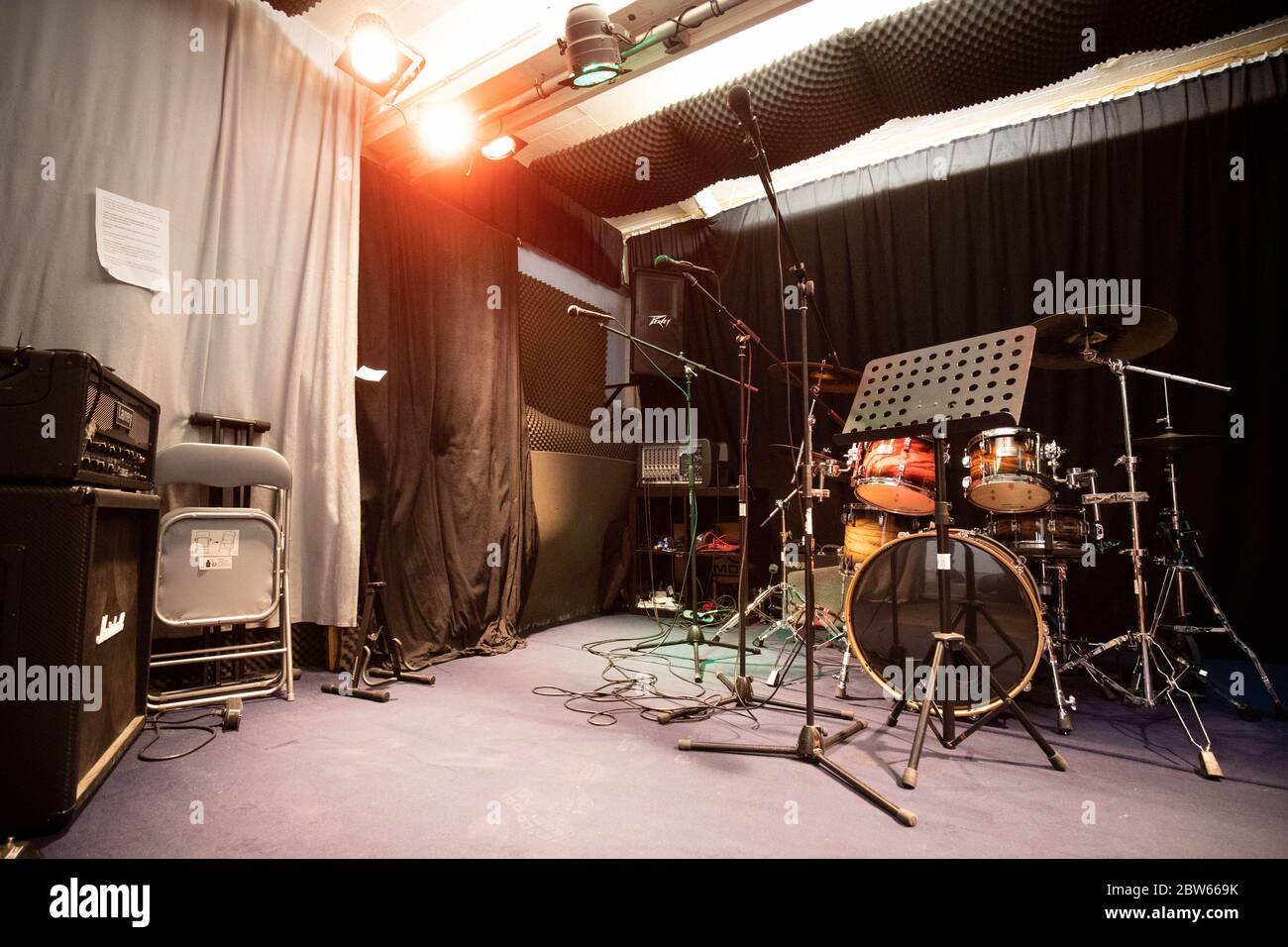 Hamburg, Deutschland. Mai 2020. Ein leerer Proberaum von Bandtown im Keller eines ehemaligen Industriewerks in Hamburg-Rothenburgsort. Die Hamburger Proberäume dürfen bereits unter bestimmten Bedingungen wieder geöffnet werden, obwohl sie in der letzten 'Corona-Verordnung' nicht ausdrücklich erwähnt wurden. (Zu dpa 'Hamburger Proberäume können wieder geöffnet werden - Betreiber atmen Erleichterung ein') Quelle: Christian Charisius/dpa/Alamy Live News Stockfoto