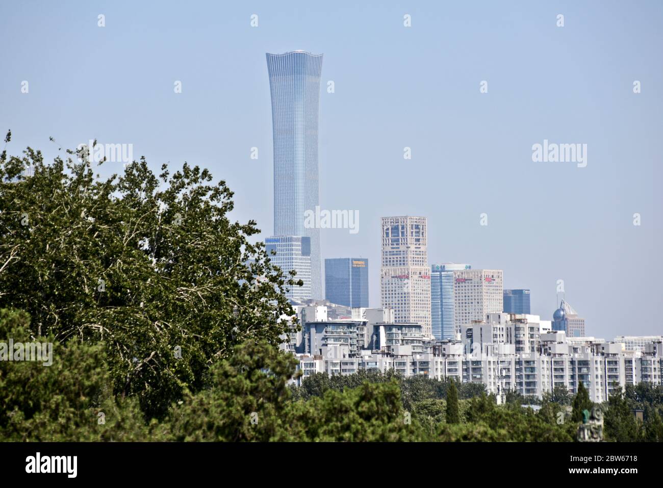 Skyline und Wolkenkratzer von Peking, Blick vom Himmelstempel. China Stockfoto