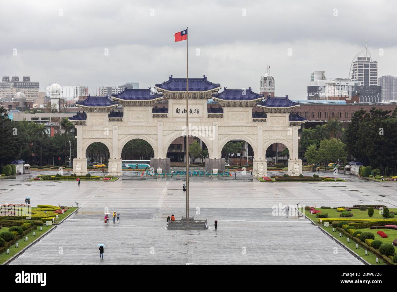 Grauer Himmel über dem Haupteingang zum Liberty Square und der Chiang Kai-shek Memorial Hall, Taipei, Taiwan, 10. März 2020 Stockfoto