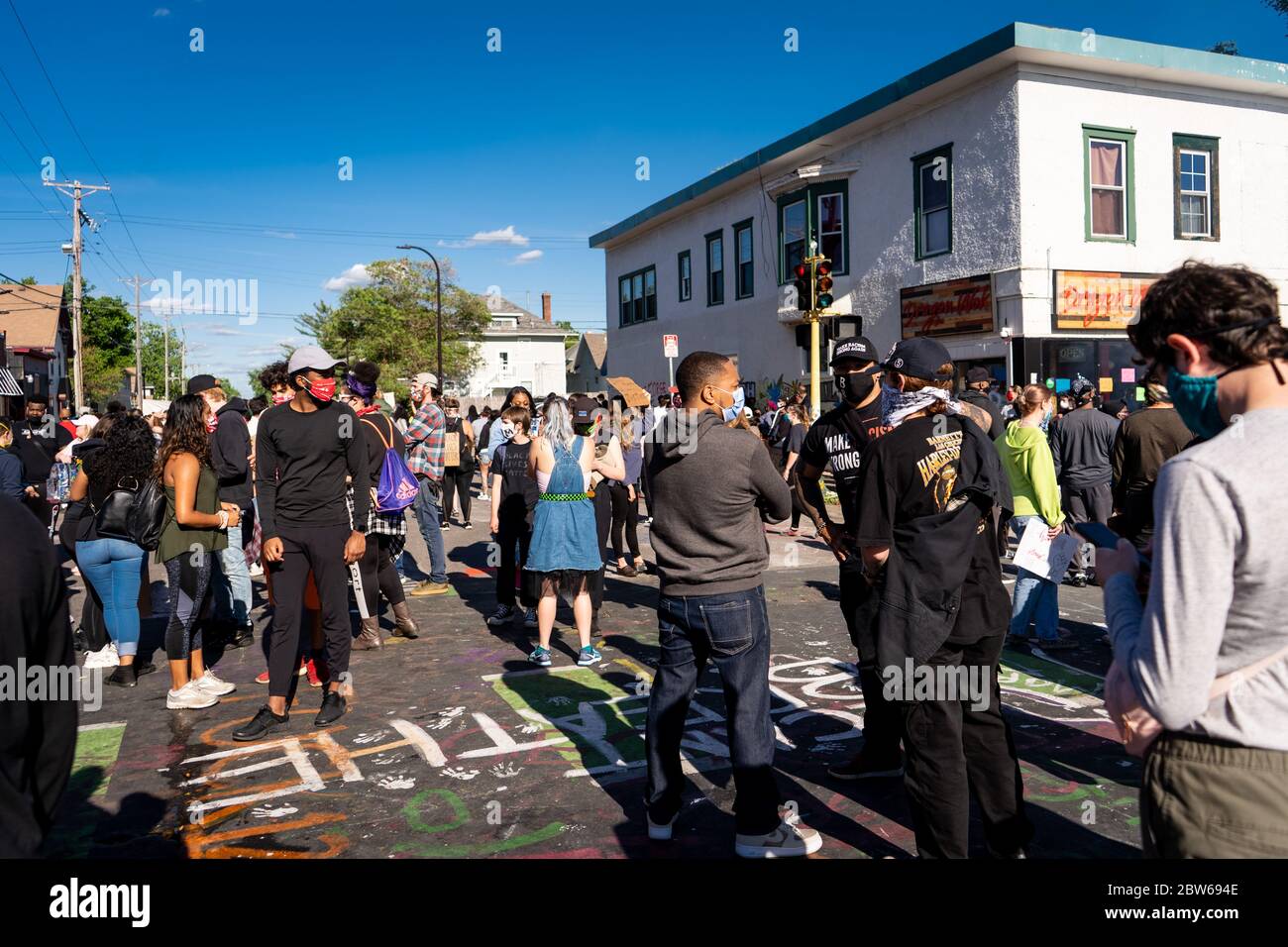 Live-Demonstranten und Demonstranten in den Straßen an den minneapolis-Unruhen für george floyd Stockfoto