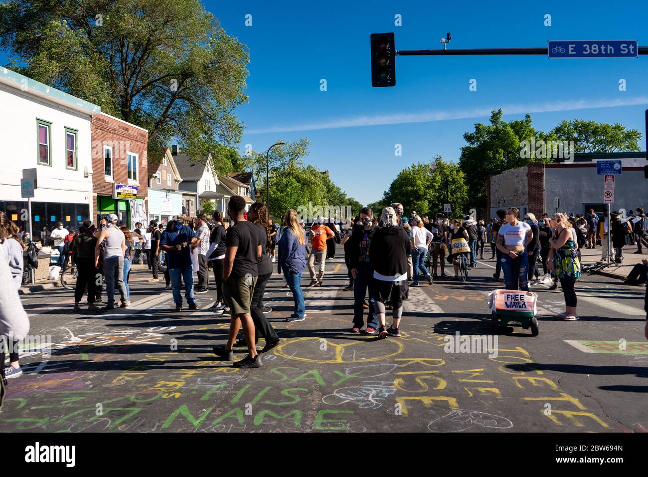 Live-Demonstranten und Demonstranten in den Straßen an den minneapolis-Unruhen für george floyd Stockfoto