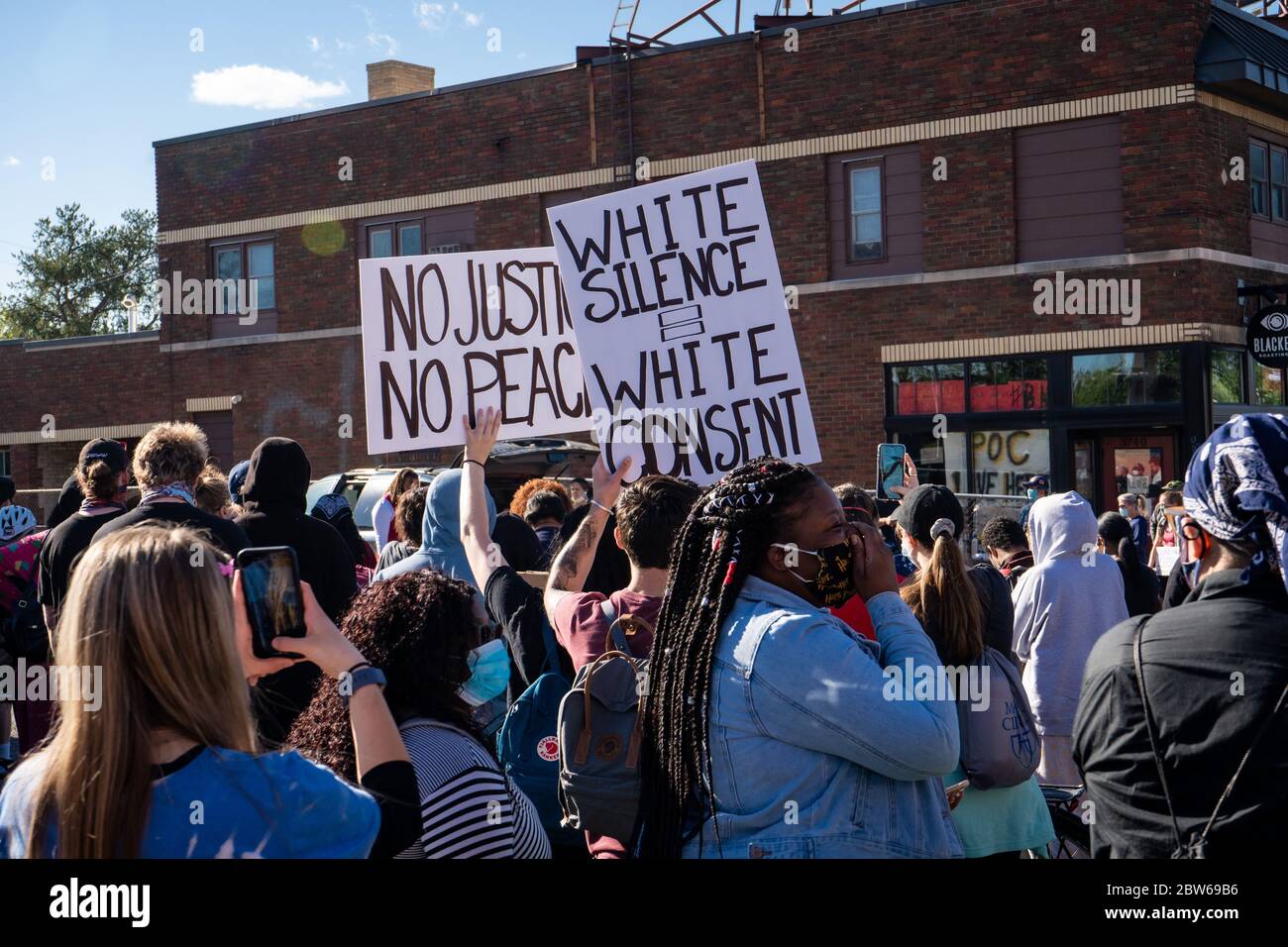 Live-Demonstranten und Demonstranten halten Schilder in den Straßen bei den minneapolis-Unruhen für george floyd Stockfoto