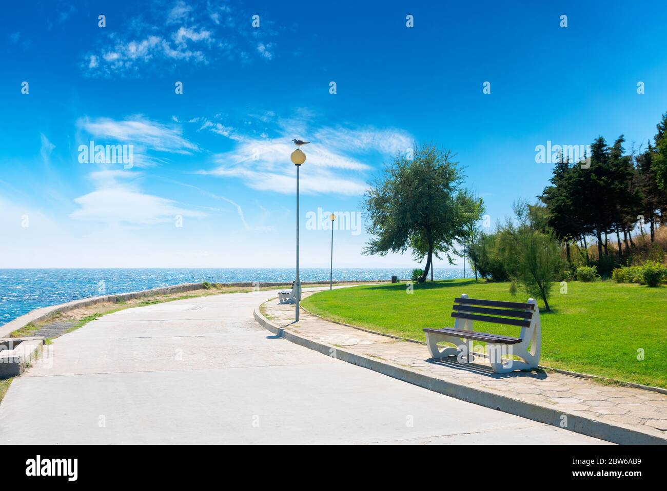 Bank auf dem Meer Böschung. Sommerurlaub und Strand Relax Konzept. nessebar schöne Reiseziel von bulgarien. Sonniges Wetter Stockfoto