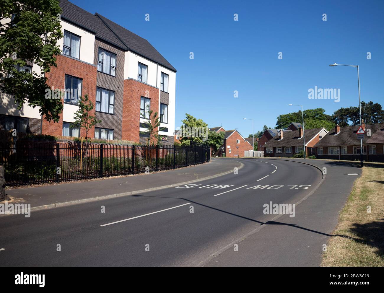 Spinney Hill mit Woodside Care Village auf der linken Seite, Percy Estate, Warwick, Warwickshire, England, Großbritannien Stockfoto