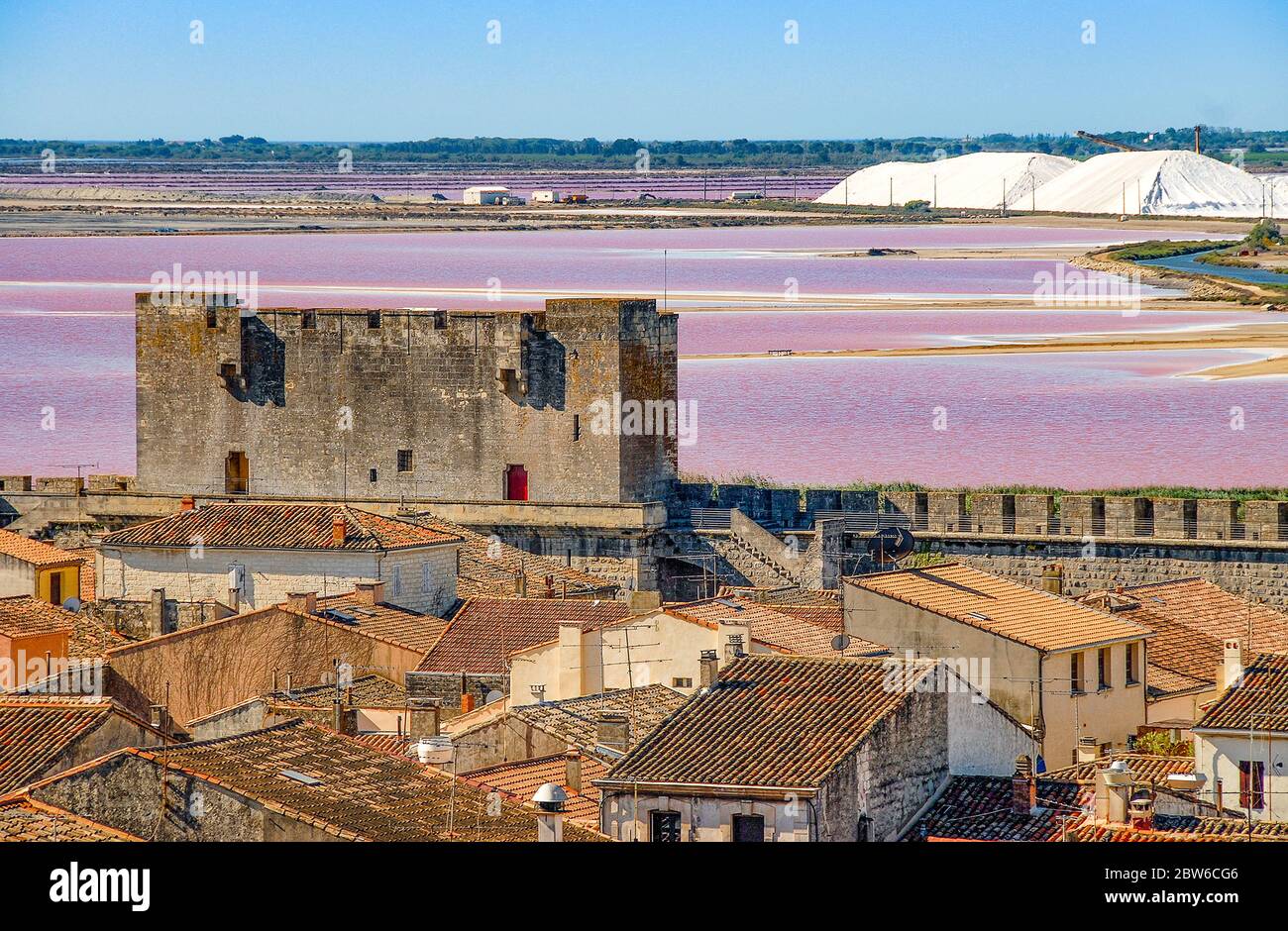 Camargue: Blick von der nördlichen Stadtmauer von Aigues-Mortes auf die südliche Stadtmauer und die Salzgewinnung der Saline du Midi Stockfoto