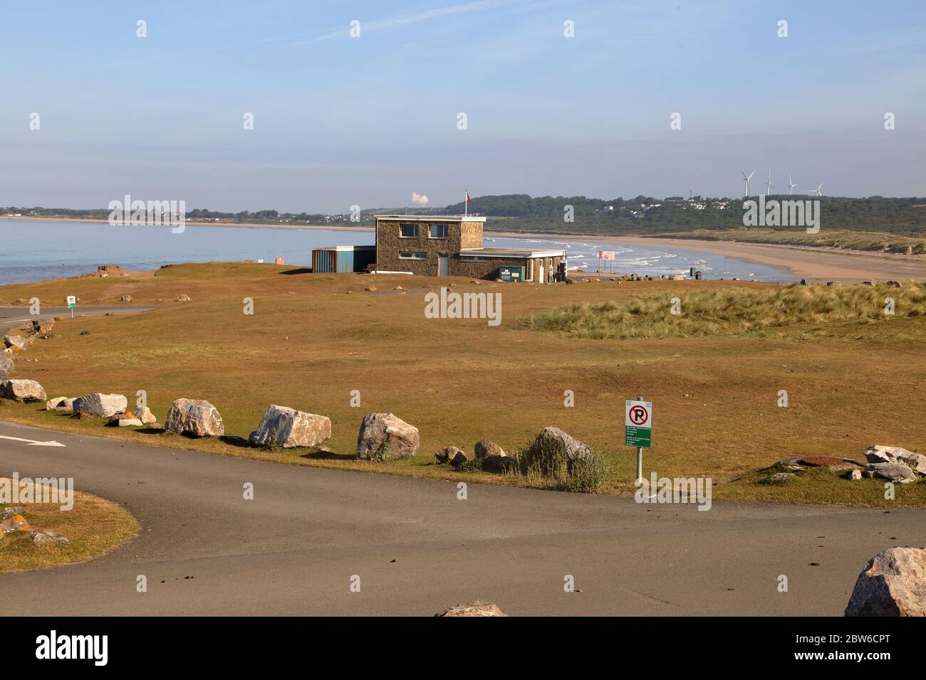 Bridgend Life Savers und Surf Club Haus in der Flussmündung Parkplatz in Ogmore am Meer bietet einen fantastischen Blick über Ogmore Strand und Newton Bay. Stockfoto