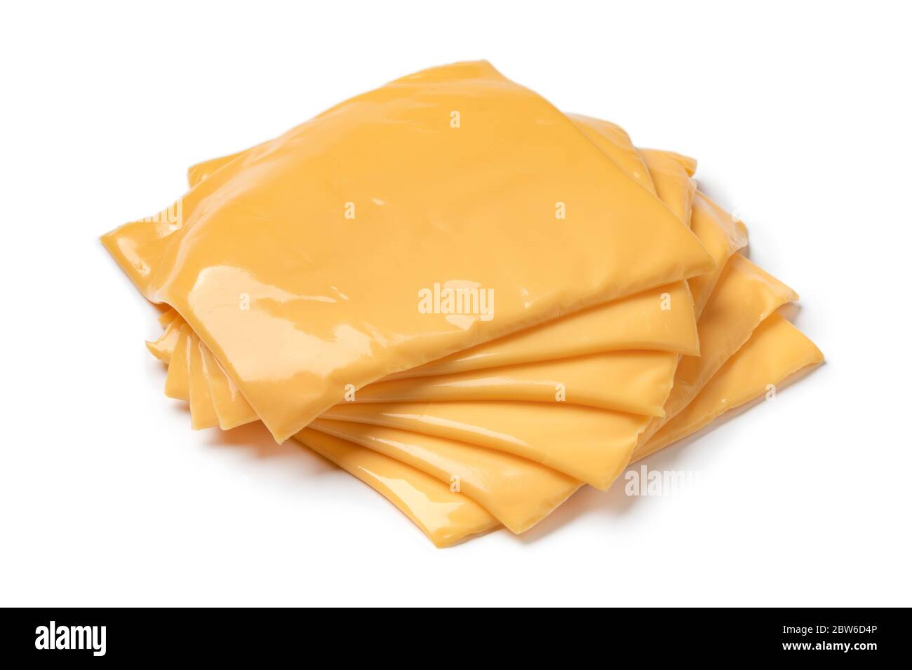 Haufen von Scheiben Cheddar Käse Nahaufnahme isoliert auf weißem Hintergrund Stockfoto